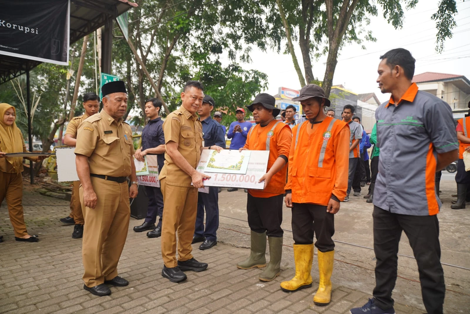 Garda Terdepan Kebersihan Kota, 50 Petugas Terima Penghargaan